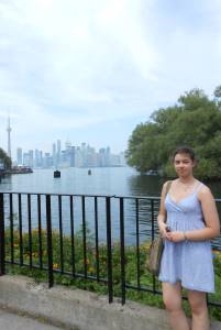 Rebecca vor der Toronto Skyline