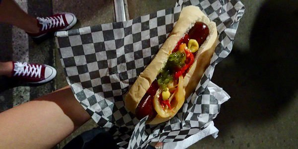 Ein Hotdog gehört auch zu Kanadas Küche 
