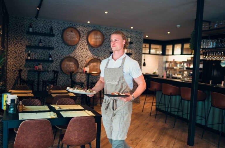 Mitarbeiter für Restaurant & Bar (m/w/d) im Glamping-Resort, Niederlande gesucht