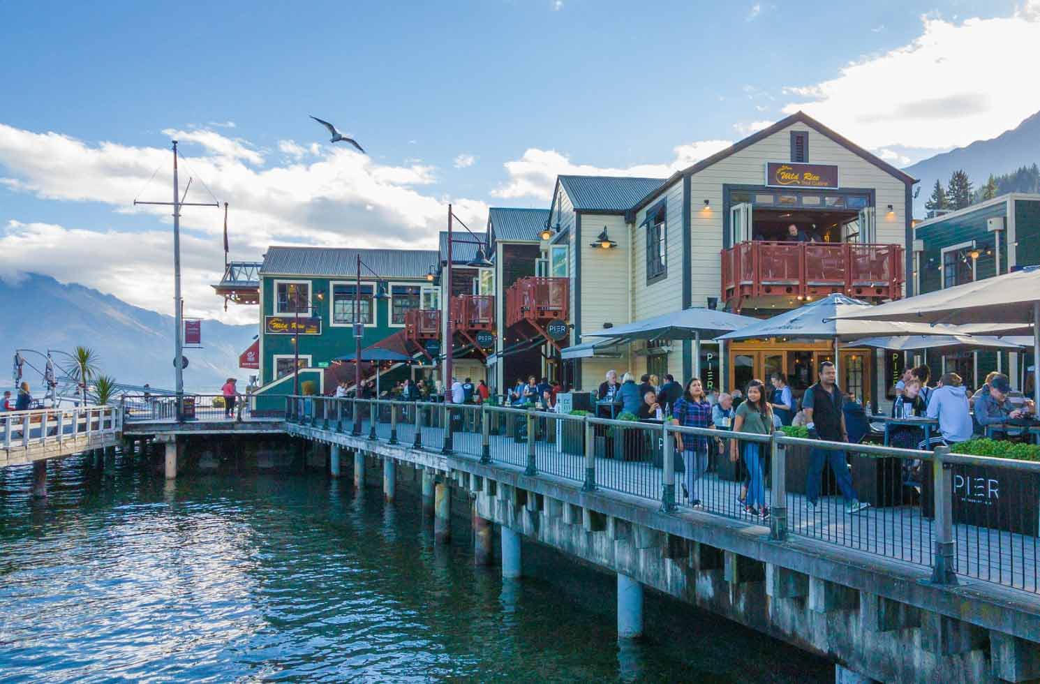 Hafenkai mit Restaurants in Neuseeland